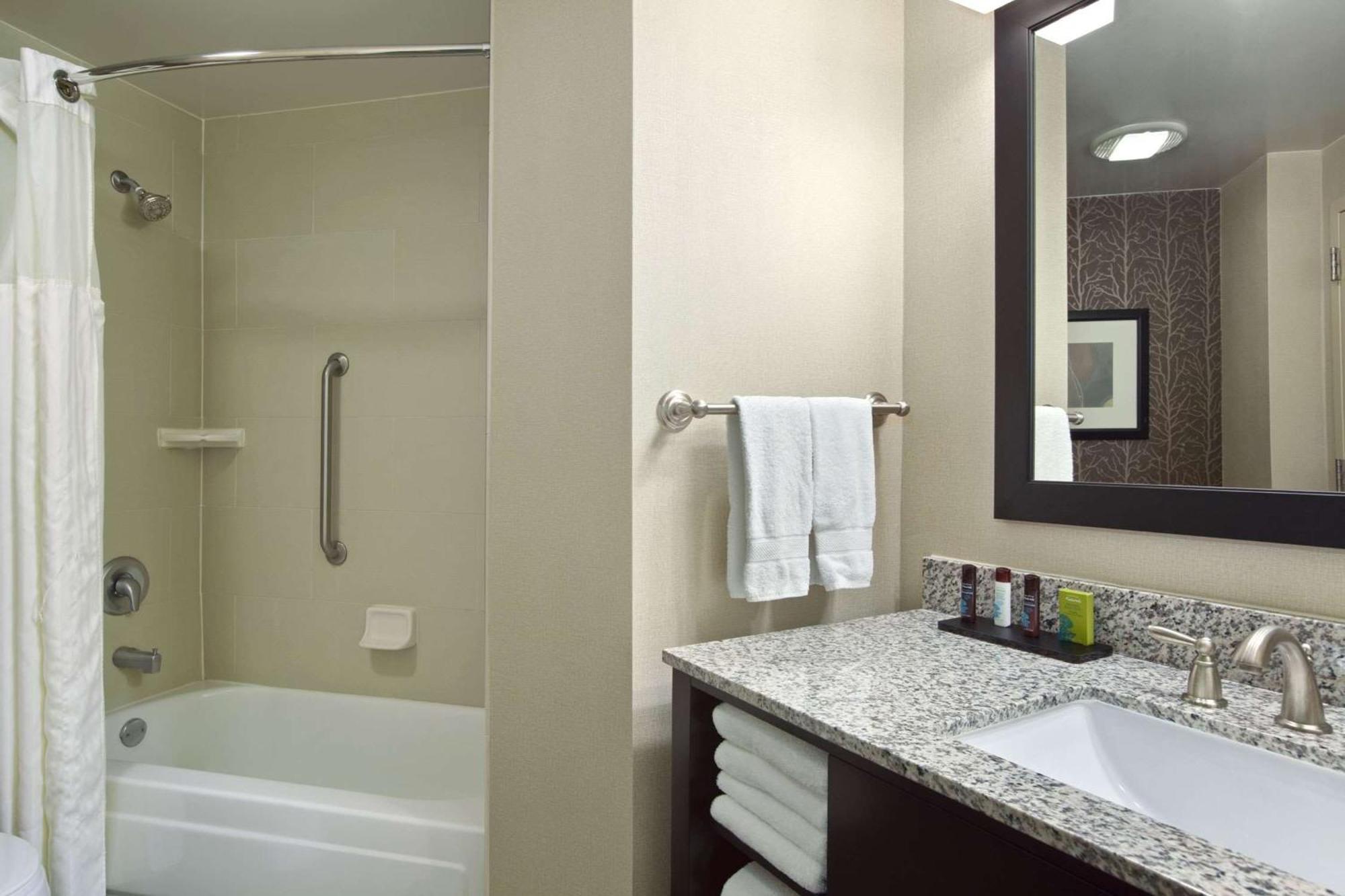 Embassy Suites St. Louis - Airport Bridgeton Extérieur photo