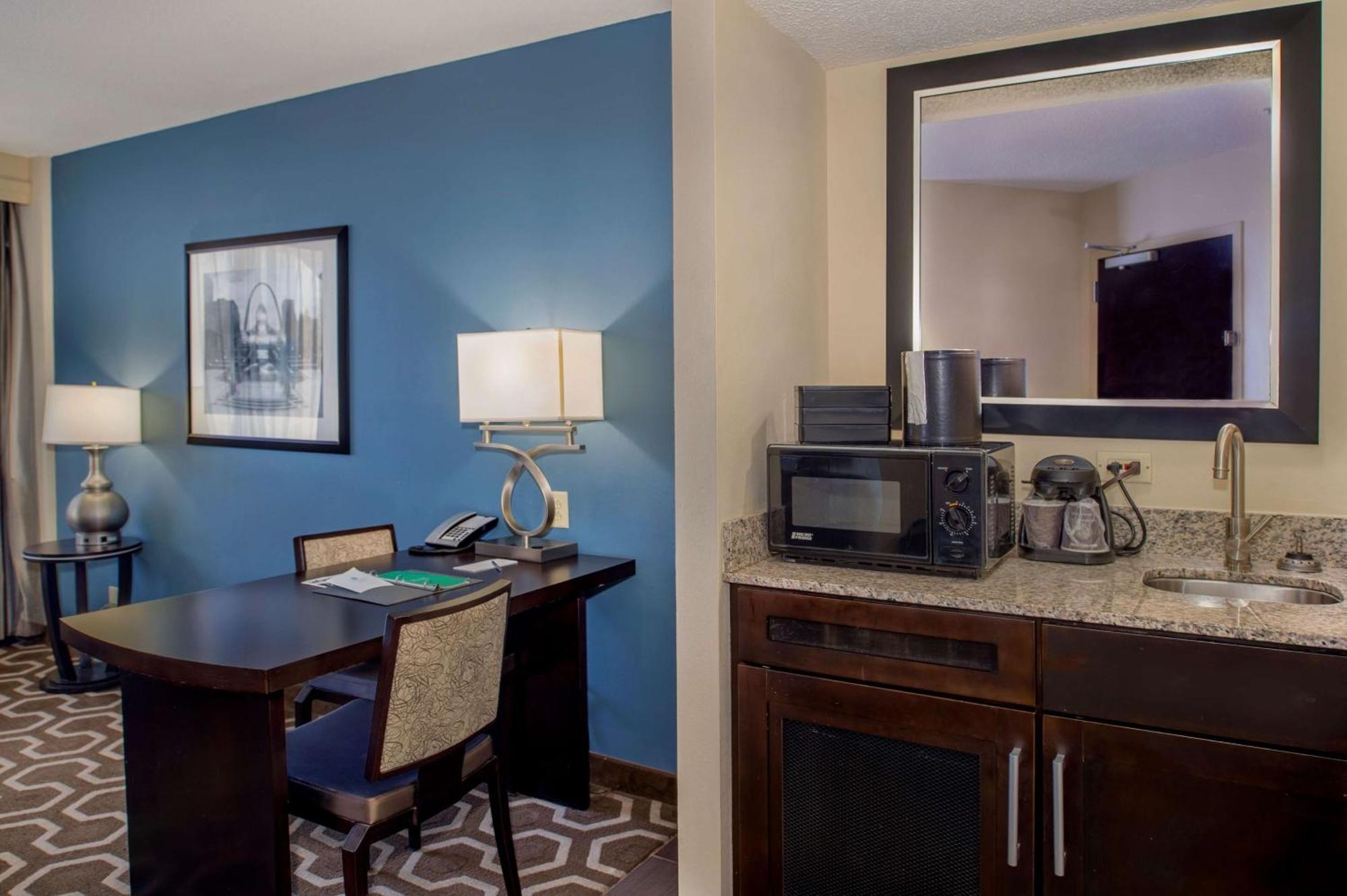 Embassy Suites St. Louis - Airport Bridgeton Extérieur photo