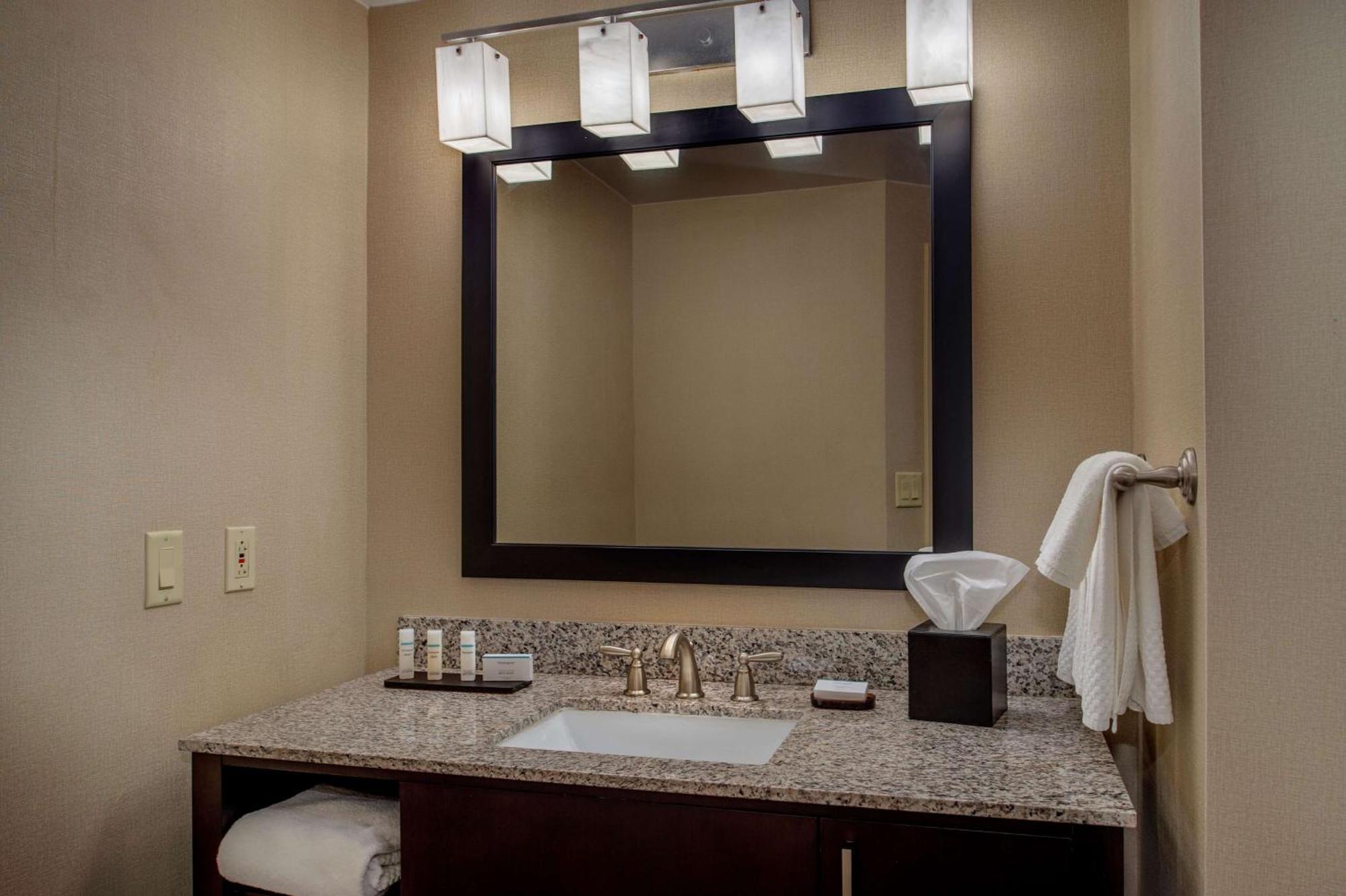 Embassy Suites St. Louis - Airport Bridgeton Extérieur photo